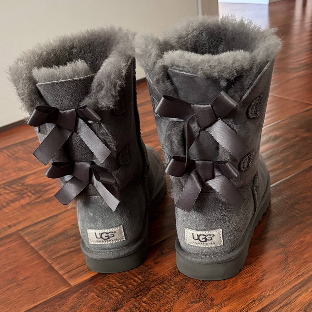 Authentic UGG Gray Bailey Bow Boots sz 8